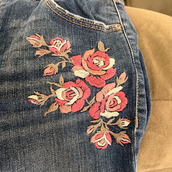 Garage distressed embroidered cropped skinnies, size 9 - Picture 5 of 5